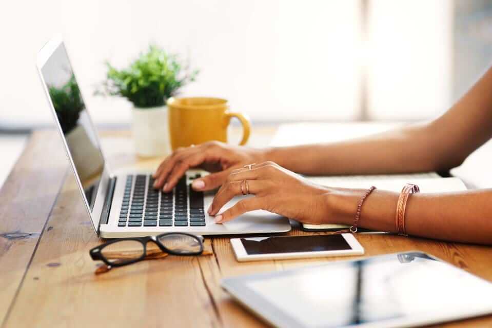 Thuis bloggen op een laptop